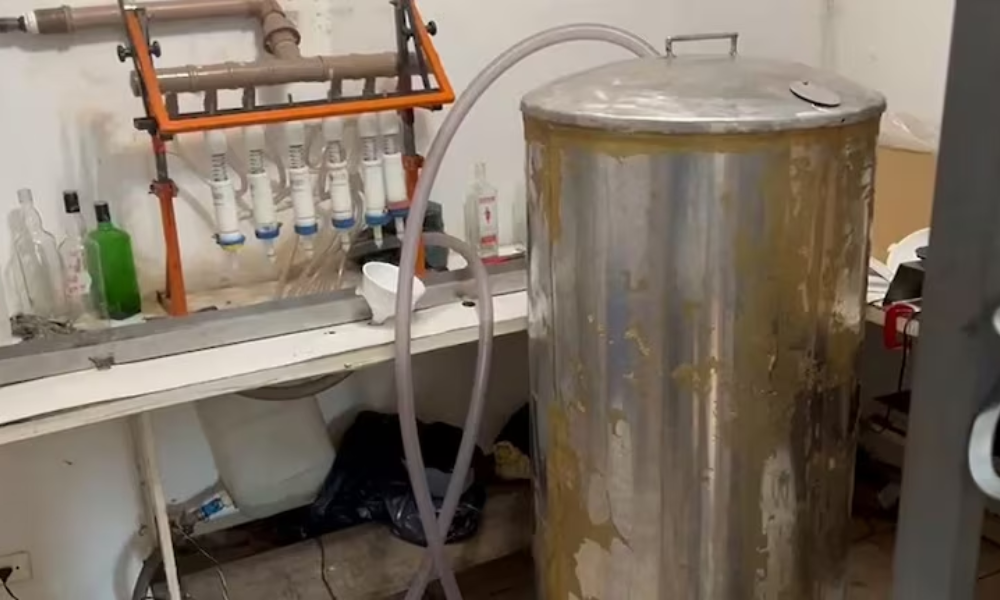 Fábrica no interior de São Paulo era usada para falsificar diversos tipos de bebidas; duas pessoas foram detidas. Foto: Divulgação/Polícia Civil de SP