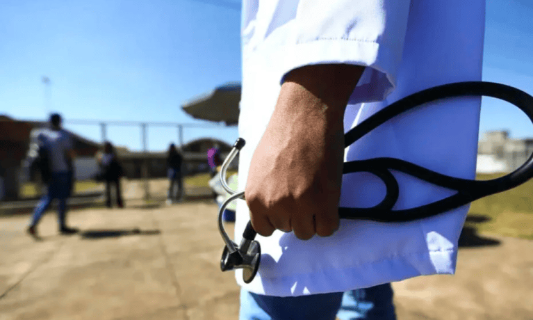 Violência contra médicos cresce 68% em 10 anos e atinge nível recorde no Brasil, aponta CFM