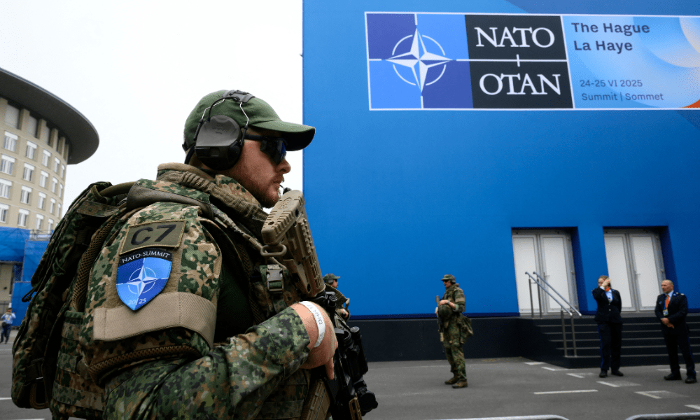 Um soldado patrulha do lado de fora do prédio onde são realizadas as reuniões da cúpula de dois dias dos Chefes de Estado e de Governo da OTAN, em Haia, em 24 de junho de 2025. (Foto de JOHN THYS / AFP)