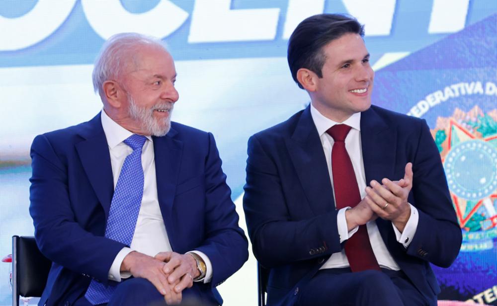 Hugo MOtta e Lula acompanham solenidade