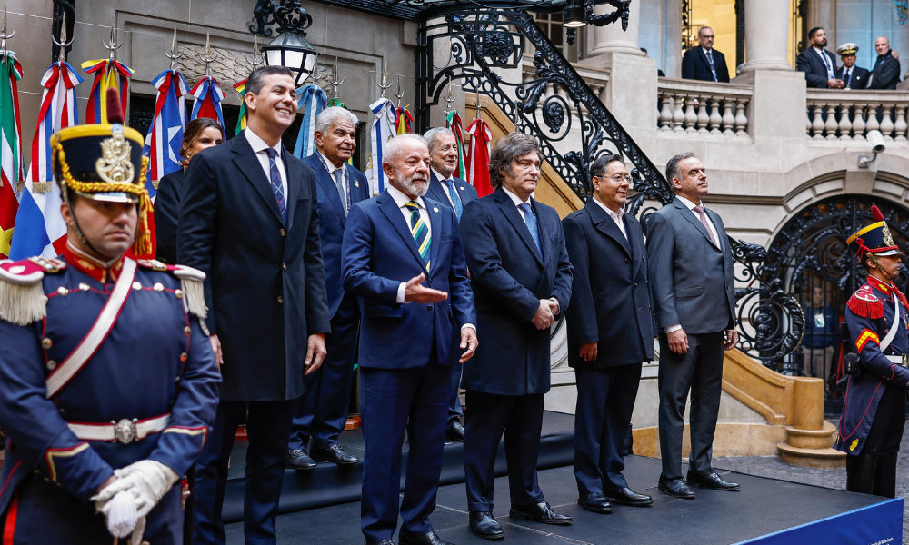 03.07.2025 - Foto Oficial da 66ª Cúpula de Presidentes dos EstadosPartes do Mercosul e dos Estados Associados. Presidente da República, Luiz Inácio Lula da Silva, durante foto oficial da 66ª Cúpula de Presidentes dos Estados Partes do Mercosul e dos Estados Associados. Palácio San Martín, Buenos Aires, Argentina. Foto: Ricardo Stuckert