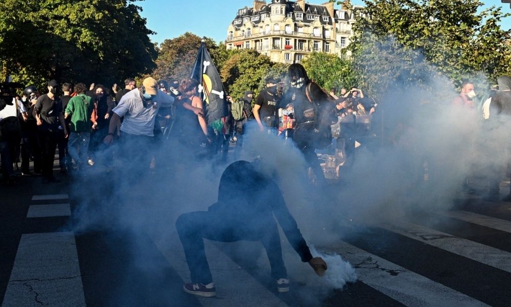 França registra onda de protestos após cortes no orçamento