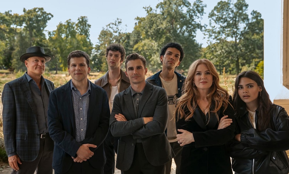 Woody Harrelson, Jesse Eisenberg, Dominic Sessa, Dave Franco, Justice Smith, Isla Fisher e Ariana Greenblatt em cena de "Truque de Mestre 3"