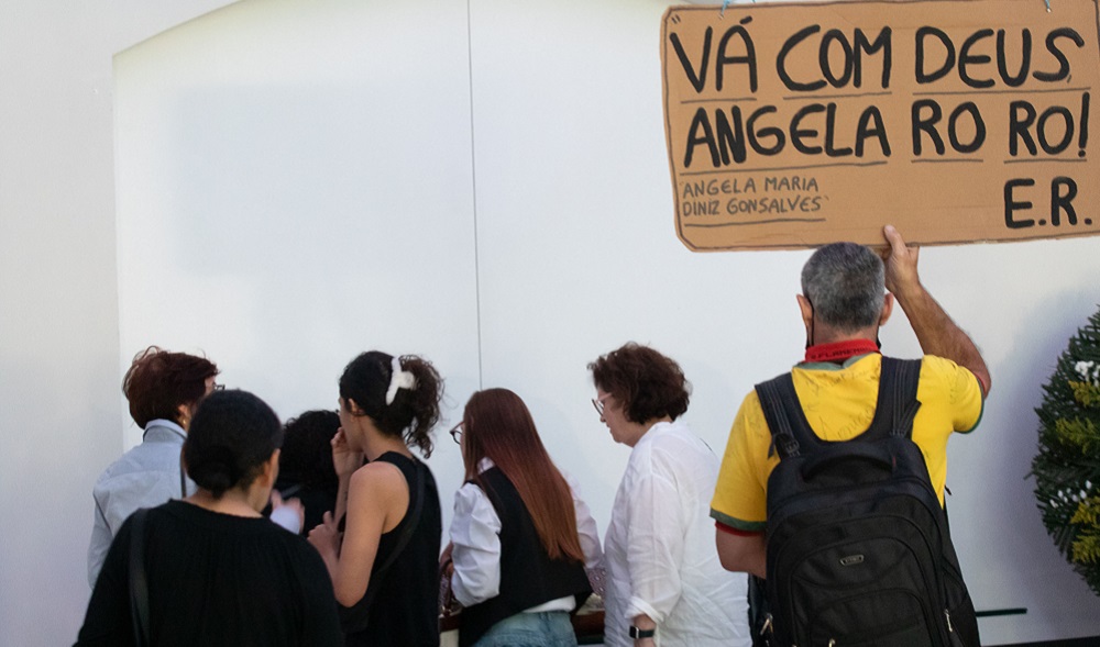 Amigos, familiares e admiradores se despedem de Angela Ro Ro no Rio