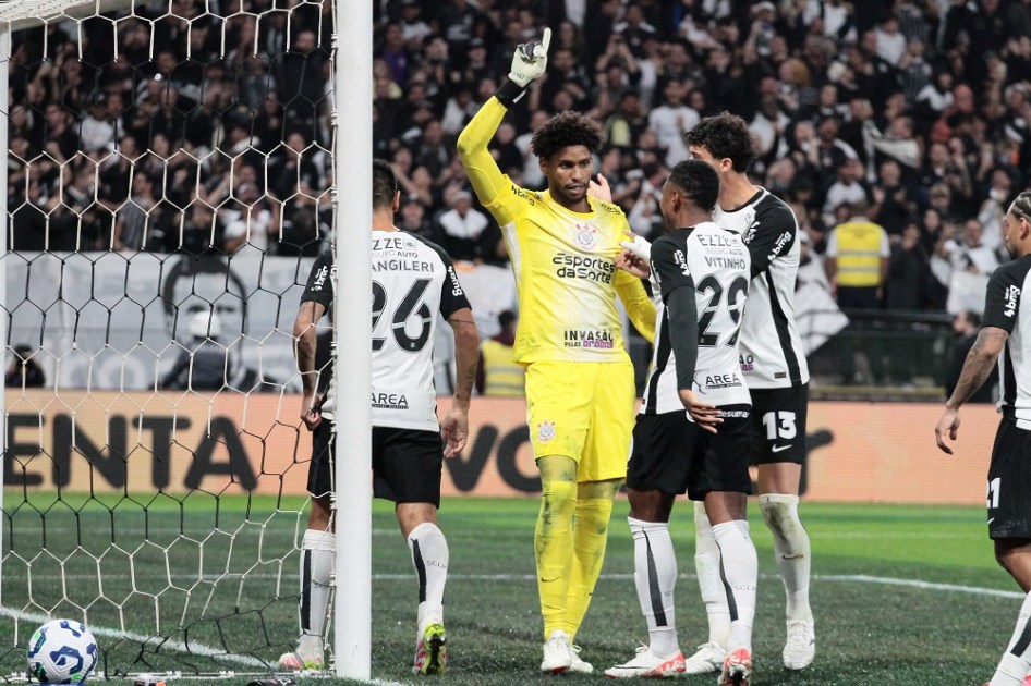 Hugo comemora após defender pênalti na partida contra o Athletico