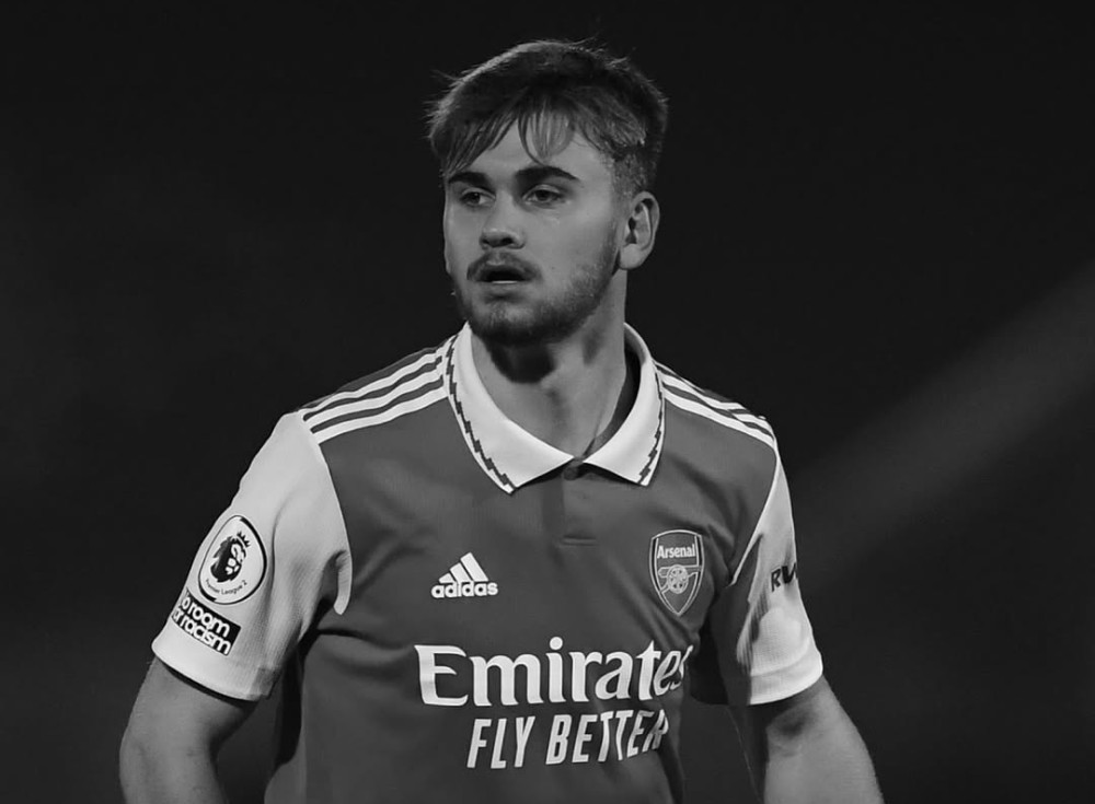 Quem era o ex-atacante do Arsenal que morreu após se chocar contra um muro durante jogo?