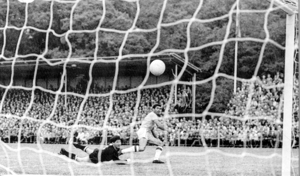 Gol da seleção brasileira na vitória por 3 a 0 sobre a Áustria, estreia da equipe nacional na Copa do Mundo de 1958