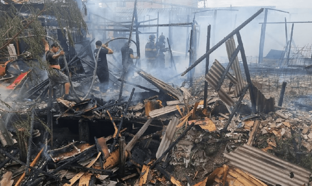 Mais de 15 moradias são atingidas por incêndio em Cubatão (SP)