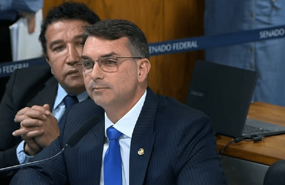 Flávio Bolsonaro critica STF por ferir autonomia do Legislativo