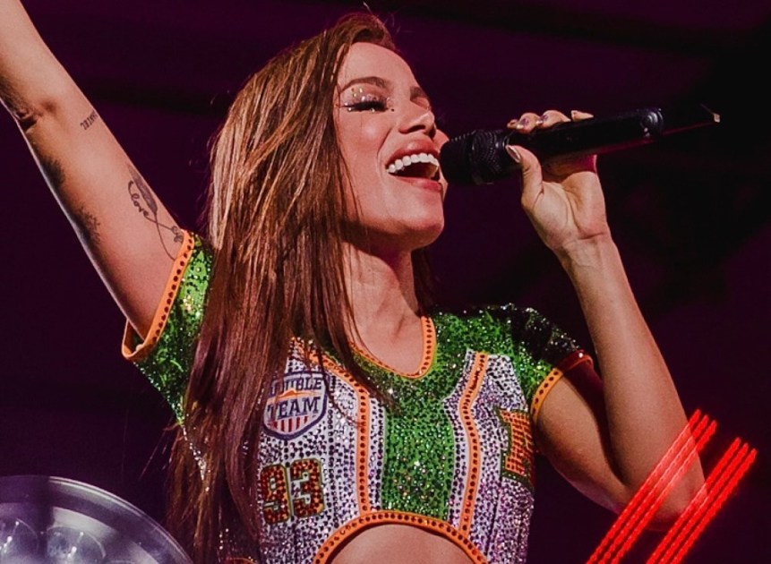 A cantora Anitta durante show em Salvador