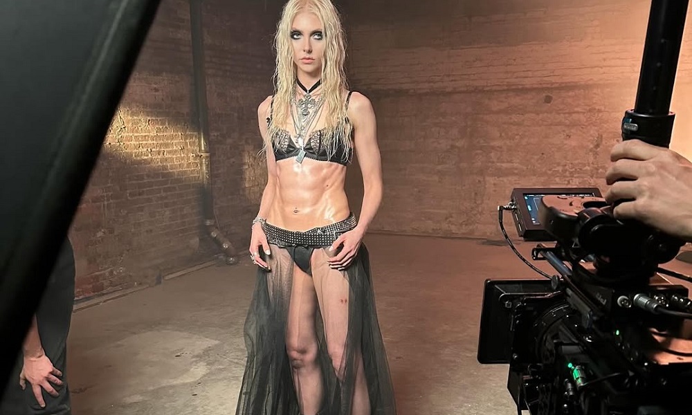 Atriz de ‘O Grinch’ e ‘Gossip Girl’ ressurge nua em clipe de rock
