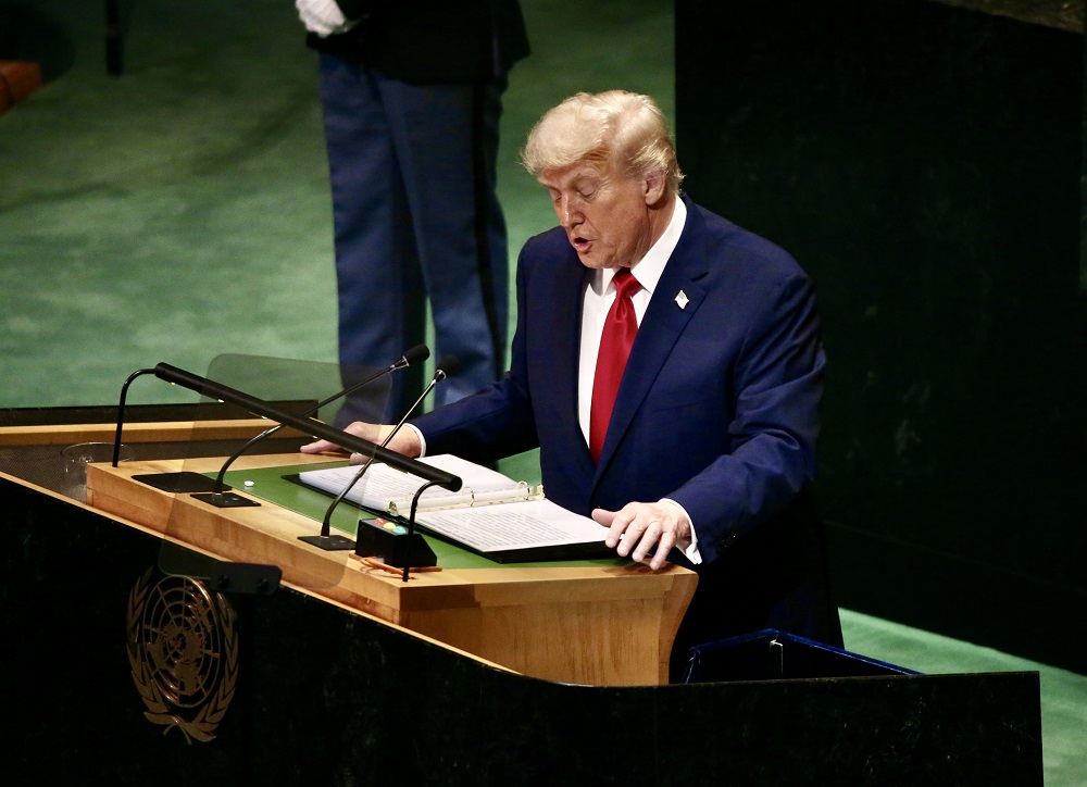 Trump detona ONU, diz que Europa ‘vai para o inferno’ por causa da imigração ilegal e promete ‘explodir’ traficantes