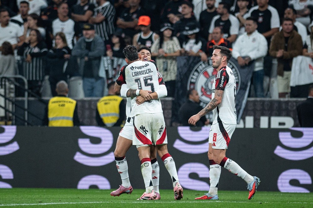 Flamengo vence o Corinthians de virada em Itaquera e amplia vantagem na liderança do Brasileirão