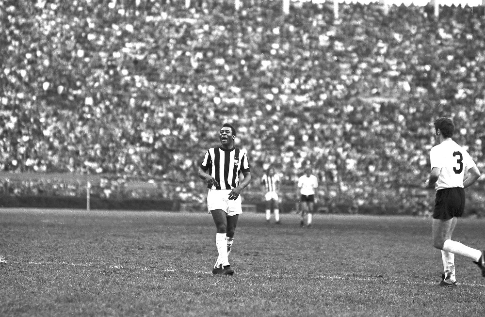 Há 51 anos, Pelé entrava em campo no Pacaembu pela última vez