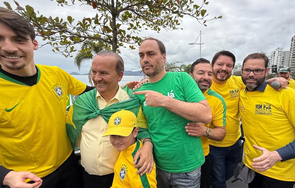 Na corrida pelo Senado, Carlos Bolsonaro participa de atos em Florianópolis