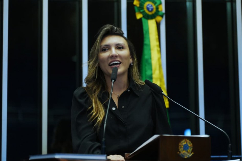 Ana Carla Lopes é advogada formada pela Universidade da Amazônia, com pós-graduações em Direito Público com ênfase em Gestão Pública, Ciência Política e Administração Pública