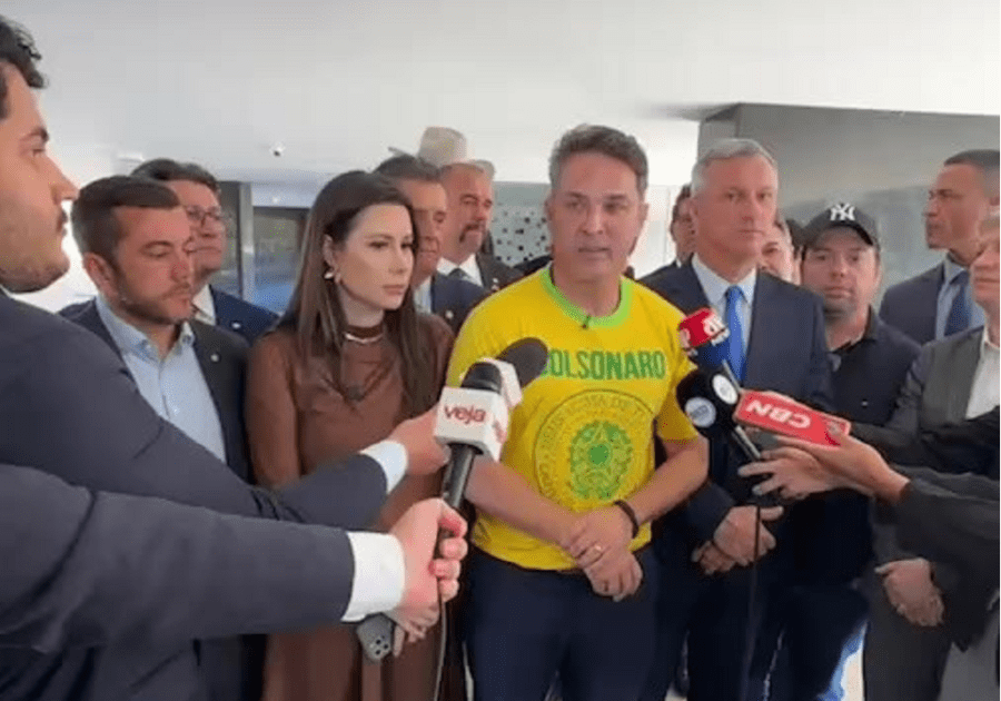 Reunidos na casa do deputado Coronel Zucco, parlamentares de oposição dão entrevista coletiva sobre julgamento de Bolsonaro e PL da Anistia