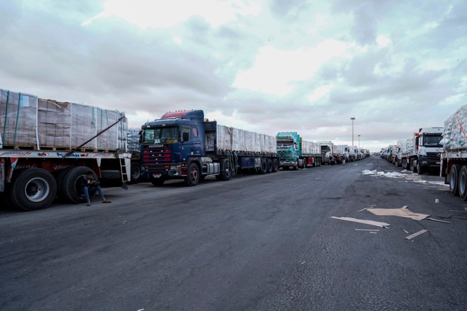 Caminhões de ajuda humanitária estão alinhados antes de seguirem em direção à fronteira de Rafah, entre o Egito e a Faixa de Gaza, em Rafah, no Sinai do Norte, Egito, em 12 de outubro de 2025. Um aumento no número de caminhões carregados com ajuda humanitária foi permitido na Faixa de Gaza como parte do acordo de cessar-fogo entre Israel e o Hamas, e antes da Cúpula de Paz de Sharm El-Sheikh, programada para 13 de outubro, para encerrar o conflito em Gaza. (Egito) EFE/EPA/STRINGER