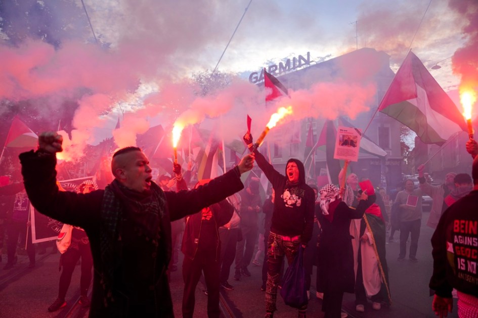 Manifestantes agitam bandeiras palestinas e acendem sinalizadores antes da partida das eliminatórias da Copa do Mundo entre Noruega e Israel, em Oslo