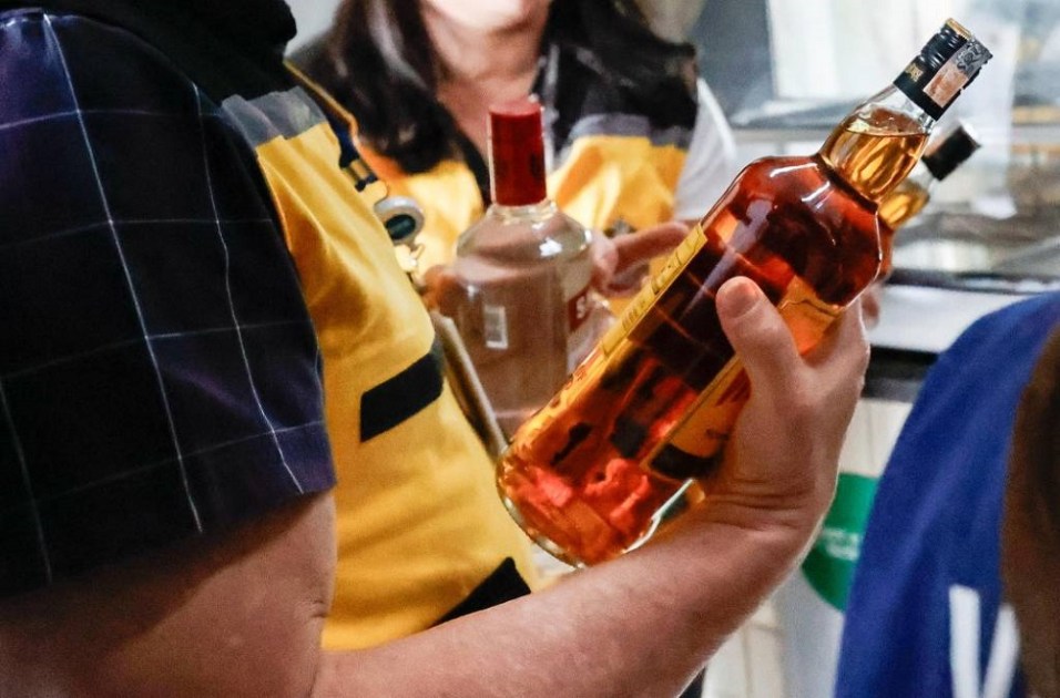 Fiscalização em bar na Mooca, zona leste de São Paulo, apreende garrafas de bebidas alcoólicas