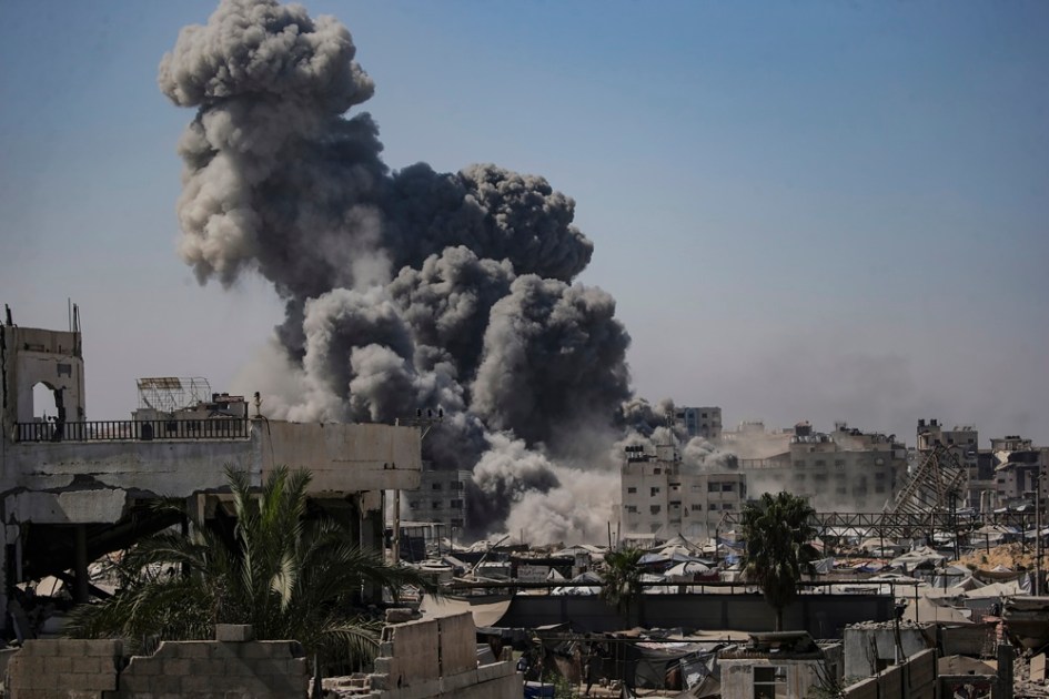 Fumaça sobe da torre Al Kawthar após um ataque aéreo israelense na Faixa de Gaza, em 14 de setembro de 2025