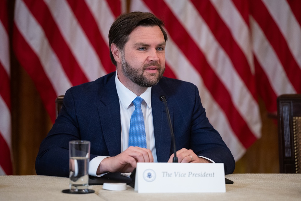 Vice-presidente americano cobra diálogo direto entre Rússia e Ucrânia e afirma que ‘EUA e Europa estão no mesmo time’