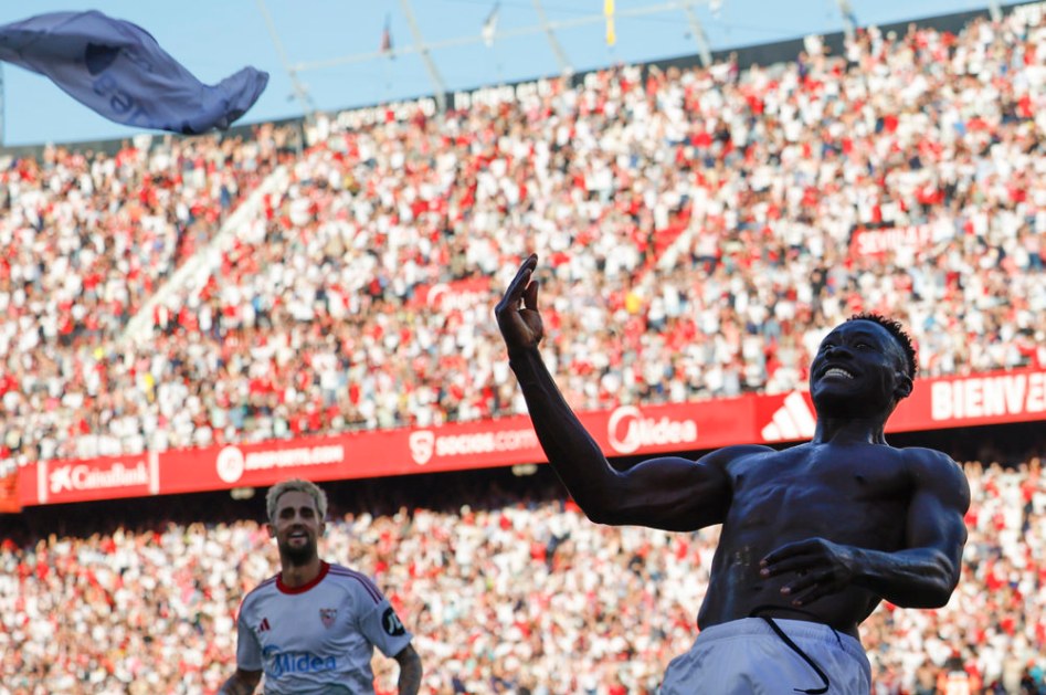 O atacante do Sevilla, Akor Adams, comemora seu gol contra o Barcelona durante a partida válida pela 8ª rodada da La Liga