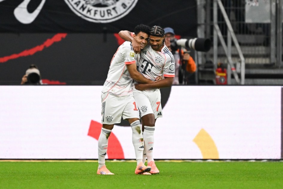 Luis Díaz, do Bayern de Munique, comemora com o companheiro Serge Gnabry após marcar o gol que abriu o placar na partida contra o Eintracht Frankfurt