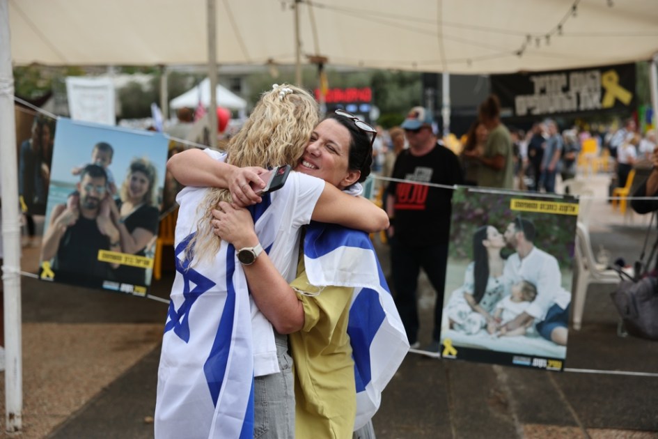 Pessoas comemoram após o anúncio de um acordo de paz na Praça dos Reféns, em Tel Aviv