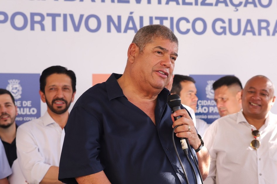 Milton Leite fala ao microfone com aliados ao fundo, inclusive Ricardo Nunes