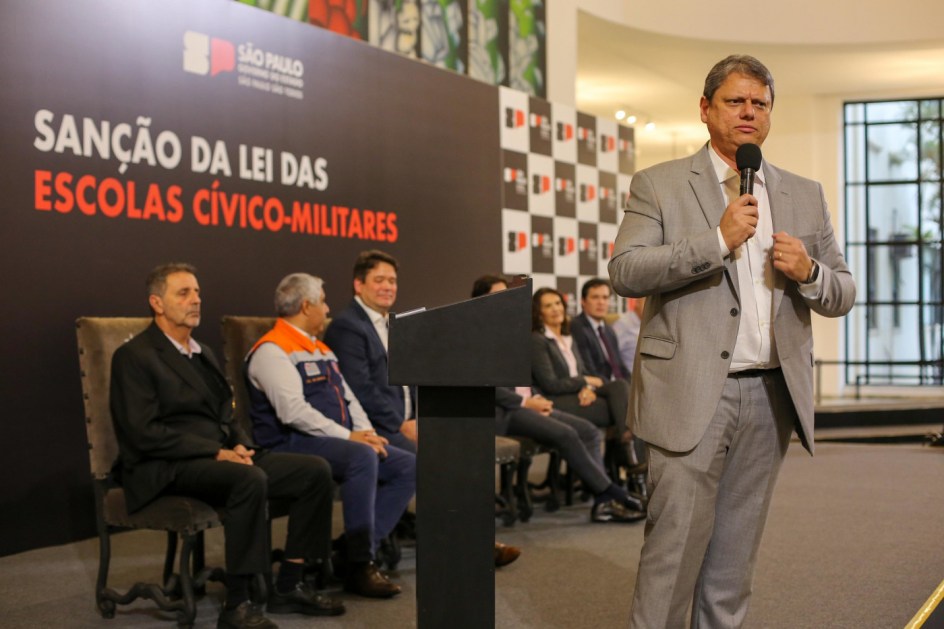 Tarcísio de Freitas na cerimônia de sanção da Lei das Escolas Cívico-Militares