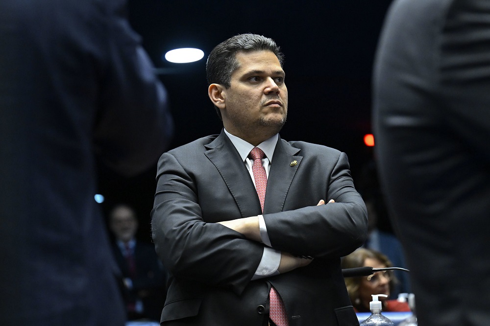 Quem tem peito de enfrentar Alcolumbre?