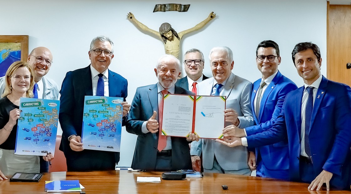 07.10.2025 – Assinatura da Medida Provisória nº 1.301/2025, que criou o programa Agora Tem Especialistas Presidente da República, Luiz Inácio Lula da Silva, durante a cerimônia de assinatura da Medida Provisória nº 1.301/2025, que criou o programa Agora Tem Especialistas. Palácio do Planalto – Brasília (DF) Foto: Cláudio Kbene