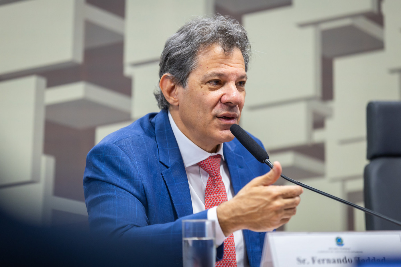 Governador do RJ deveria acordar para problema dos combustíveis no crime organizado, diz Haddad