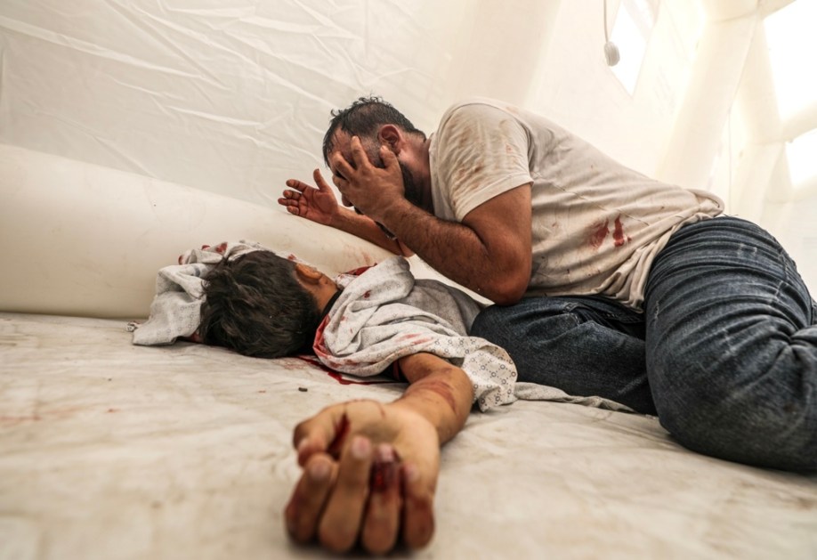 Um palestino lamenta o corpo de seu sobrinho morto no hospital Al-Shifa após um ataque aéreo israelense na Cidade de Gaza, 9 de outubro de 2023 (reeditado em 6 de outubro de 2025). 7 de outubro de 2025 marca dois anos desde que o grupo militante palestino Hamas lançou um ataque surpresa contra Israel, fazendo dezenas de reféns e matando quase 1.200 pessoas. Em resposta, Israel iniciou sua guerra em Gaza, que matou mais de 66.000 pessoas, deslocou milhões e destruiu o enclave palestino. EFE/EPA/MOHAMMED SABER