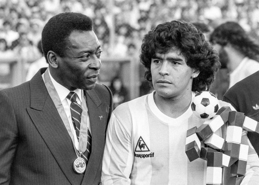 Os ícones do futebol Pelé e Maradona lado a lado durante uma partida de futebol entre Itália e Argentina, na Suíça, em 10 junho de 1987