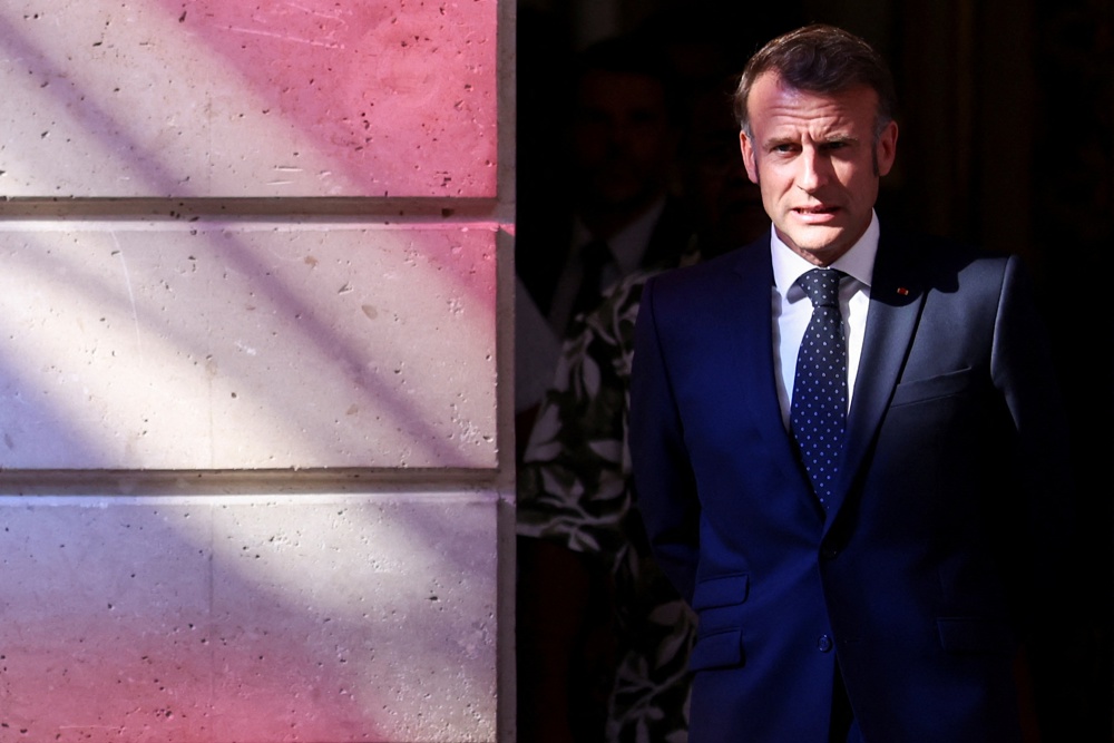 Isolamento de Macron se agrava e antigos premiês pedem renúncia e eleições antecipadas na França