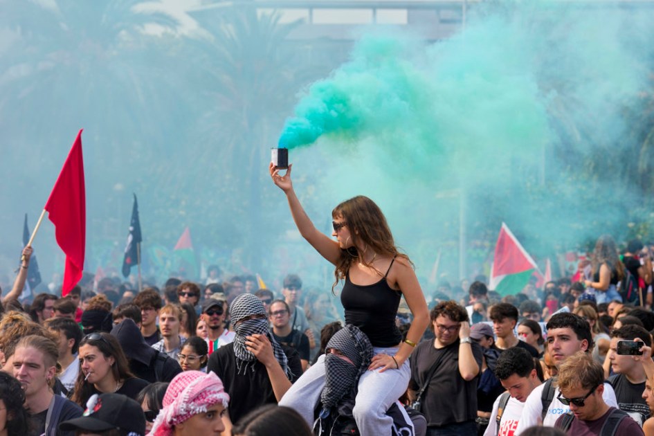 Milhares de estudantes voltaram às ruas pelo segundo dia consecutivo, mobilizados por sindicatos da Educação, para exigir o fim do "genocídio" palestino por Israel e protestar contra o assalto à Global Sumud Flotilla.
