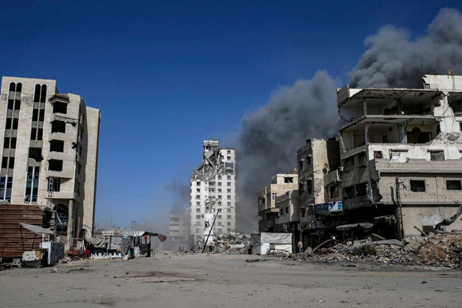 Fumaça sobe após um ataque aéreo israelense no campo de refugiados de Al Shatea, durante uma operação militar israelense na Cidade de Gaza