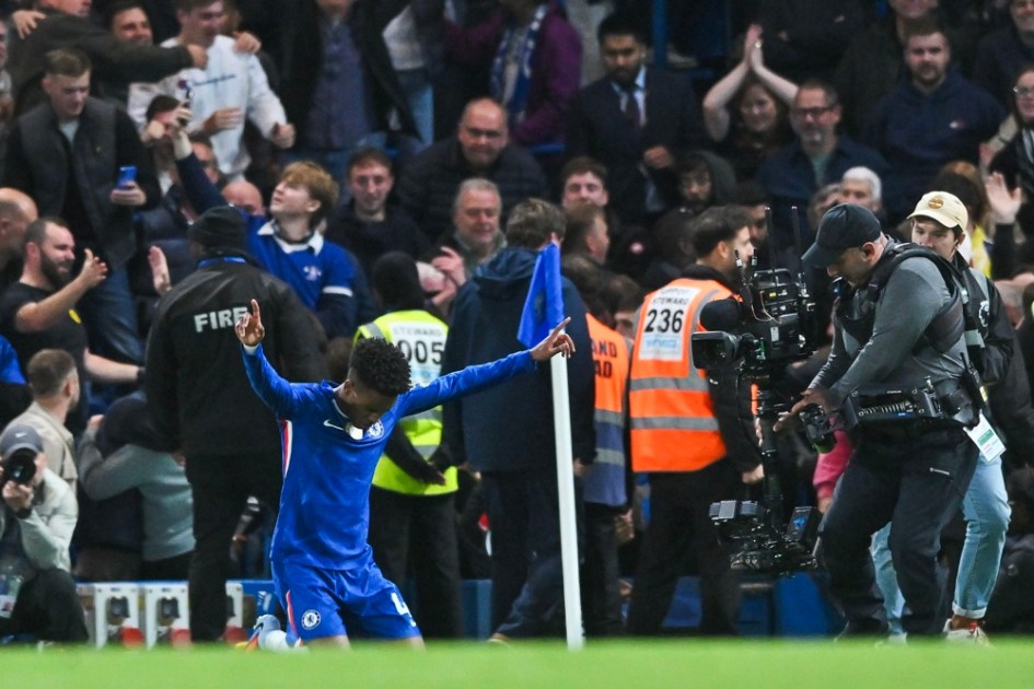 O brasileiro Estêvão, do Chelsea, comemora o gol da vitória durante a partida contra o Liverpool pela Premier League, disputada neste sábado (4) em Londres
