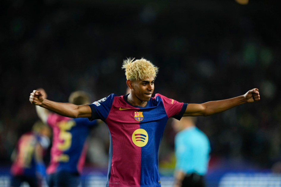 O atacante do FC Barcelona, Lamine Yamal, comemora o terceiro gol da equipe blaugrana durante a partida de ida das semifinais da Liga dos Campeões