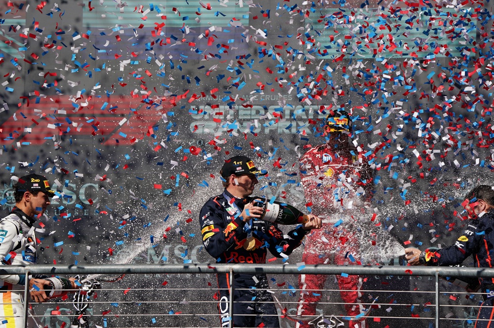Verstappen vence GP dos EUA de Fórmula 1 e encosta na briga pelo título