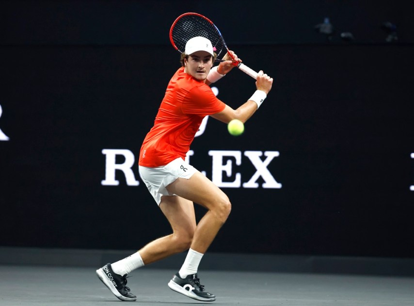 João Fonseca, do Time Mundo, em ação contra o italiano Flávio Cobolli, do Time Europa, durante o Laver Cup, em São Francisco, nos Estados Unidos