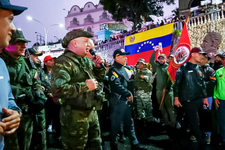 O ministro Diosdado Cabello (à esq.) durante atividade com militares em Caracas