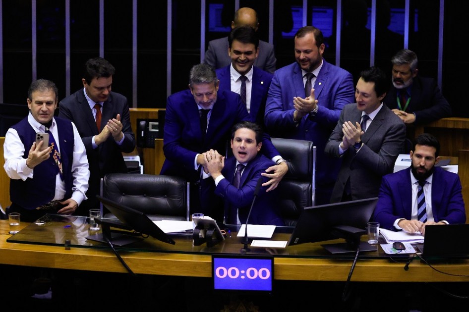 O relator do projeto de lei que amplia a isenção do imposto de renda para rendimentos mensais de até R$ 5 mil, deputado Arthur Lira (PP-AL), cumprimenta o presidente da Câmara dos Deputados