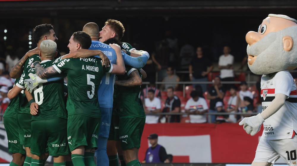 Jogadores do Palmeiras comemoram vitória por 3 a 2 sobre o São Paulo ao final da partida válida pela 27ª rodada do Campeonato Brasileiro