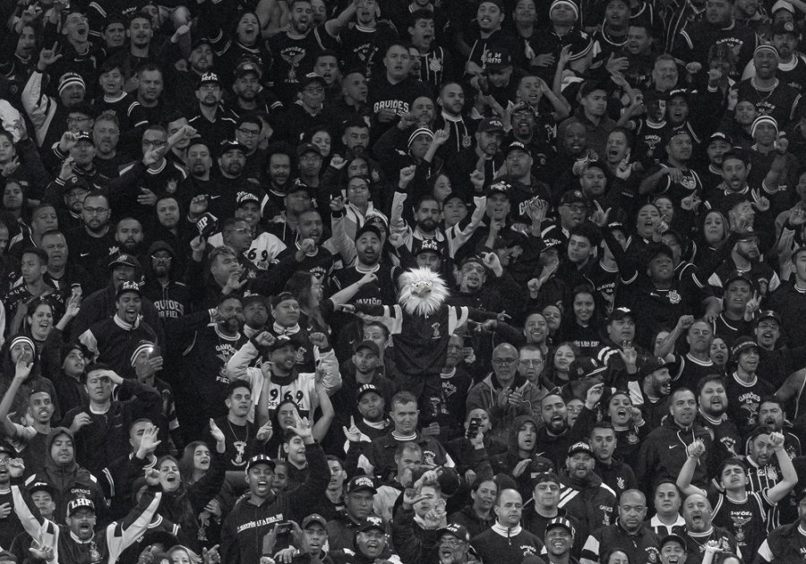 Torcida organizada do Corinthians na arquibancada da arena de Itaquera