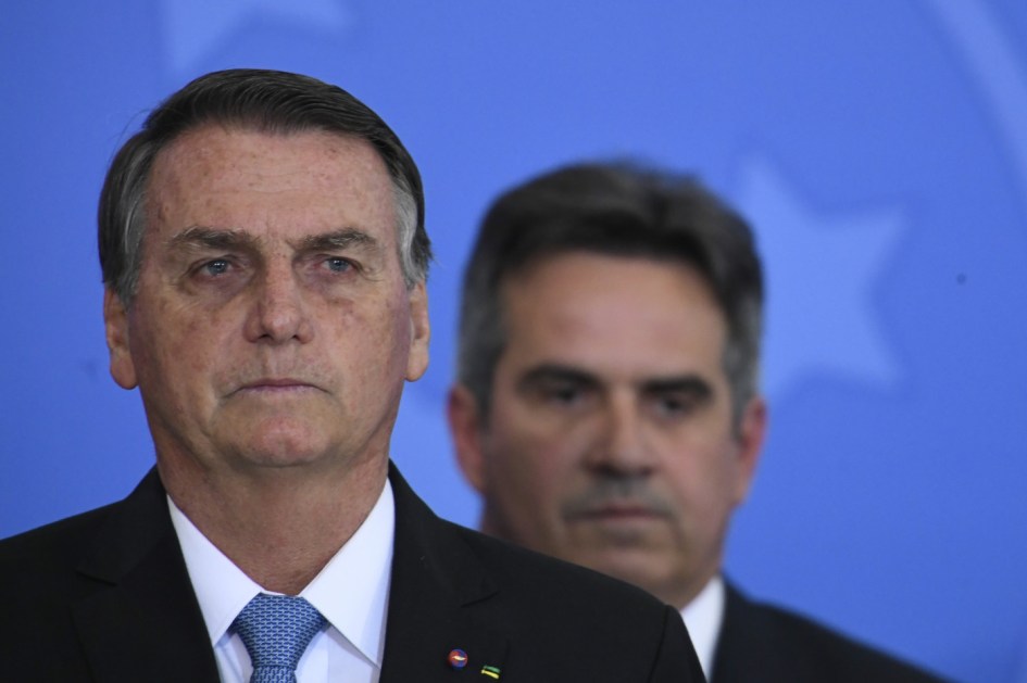 O presidente Jair Bolsonaro e o ministro Ciro Nogueira ao fundo