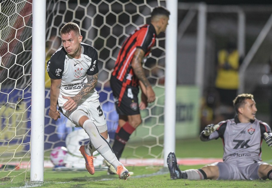 Charles comemora após marcar o gol da vitória do Corinthians sobre o Vitória no Salvador
