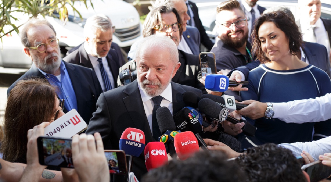 Lula cancela agendas com ministros e comparece ao velório do jornalista Mino Carta